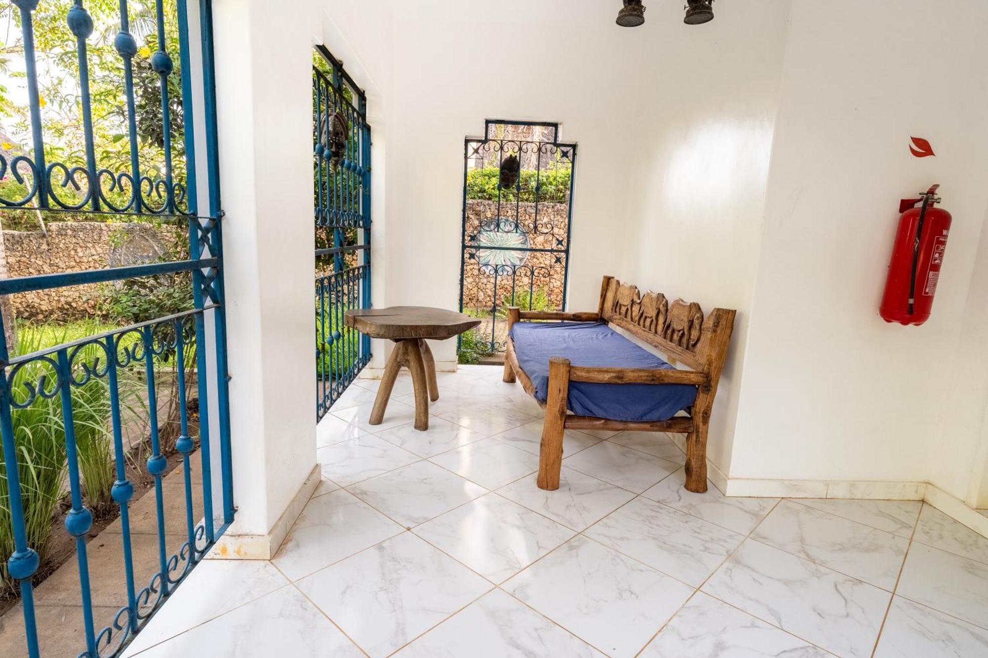 Queens Chateau Boutique Villa Diani Beach Exteriör bild