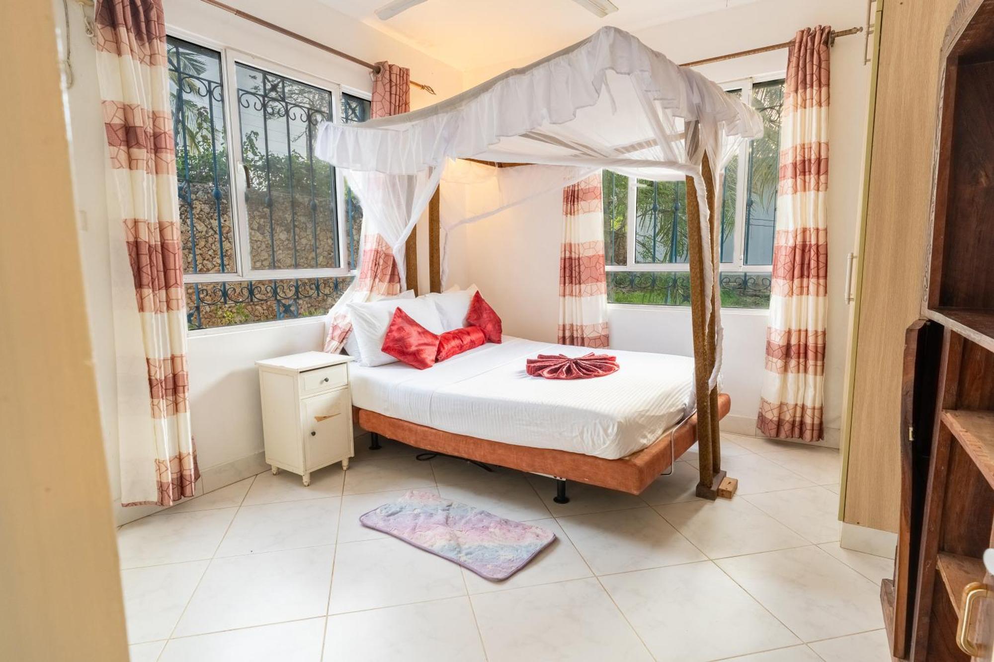 Queens Chateau Boutique Villa Diani Beach Exteriör bild