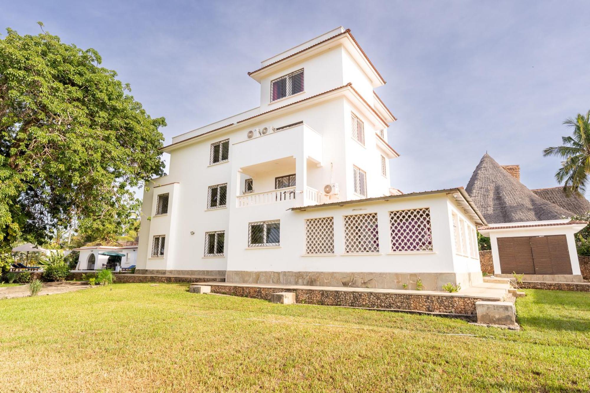 Queens Chateau Boutique Villa Diani Beach Exteriör bild