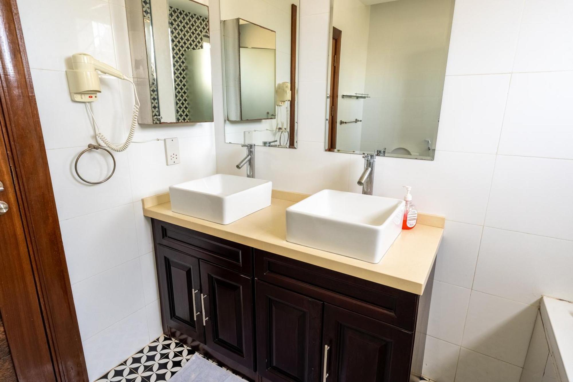 Queens Chateau Boutique Villa Diani Beach Exteriör bild