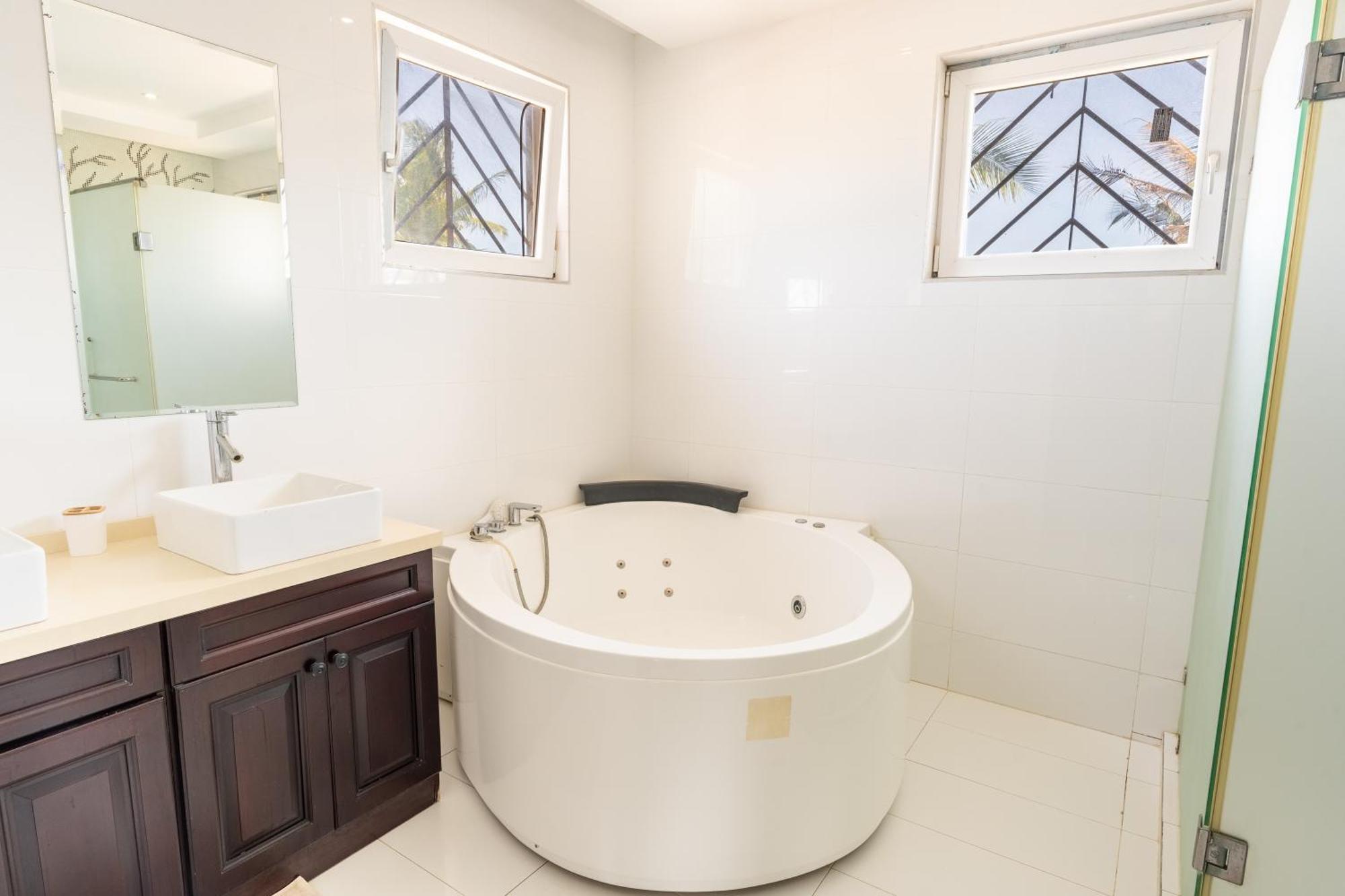 Queens Chateau Boutique Villa Diani Beach Exteriör bild